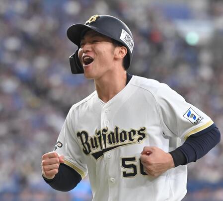 ９回、同点打を放ち代走を送られ、雄たけびを上げながらベンチに戻る山中（撮影・高部洋祐）