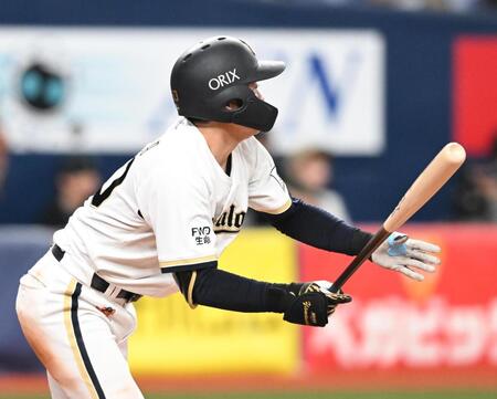 ９回、同点打を放つ山中（撮影・高部洋祐）