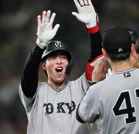 １０回、勝ち越し２ランを放った小浜は歓喜する（撮影・田中太一）