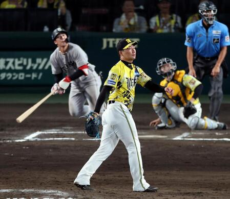 １０回、岩崎は小浜に２ランを許す（撮影・山口登）
