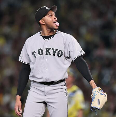 ９回、ピンチをまねき舌を出すマルティネス（撮影・田中太一）