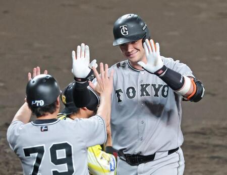 ９回、逆転２ランを放って生還するダルベック（撮影・立川洋一郎）