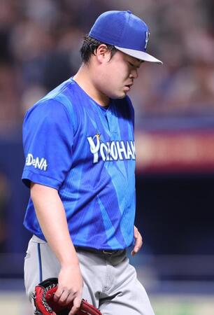 村松にサヨナラ打を許し、引き揚げる伊勢