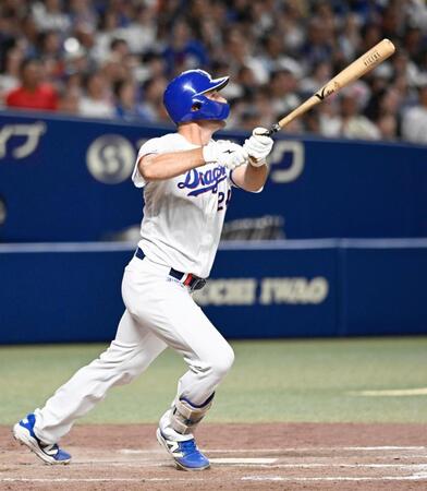 ９回、代打ボスラーが中越えに同点三塁打を放つ