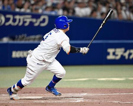 ９回、村松がサヨナラの遊撃内野安打を放つ