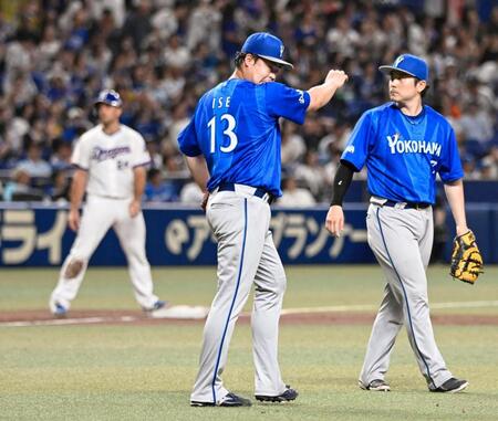 ９回、中日の代打ボスラー（左）に同点三塁打を許したＤｅＮＡの伊勢（13）