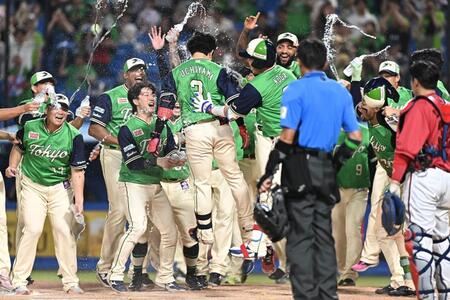 １２回、サヨナラの左越え２ランを放ちナインから手荒い祝福を受ける内山（３）＝撮影・開出牧