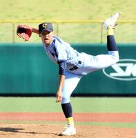 　４回からマウンドに上がった高岡第一・前田（撮影・和泉玲香）