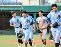 　準決勝で敗れ、引き揚げる前田（左端）ら高岡第一ナイン