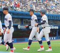 ５回、一度はマウンドへ上がるも、ペットボトルを手にベンチへ下がる横浜・織田翔希（中央）＝撮影・吉澤敬太
