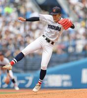 足を痛めながらも熱投する横浜・織田翔希（撮影・吉澤敬太）
