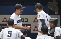 織田翔希（右）に声をかける横浜・村田浩明監督（撮影・吉澤敬太）