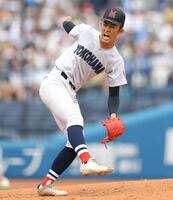 ５回、投球後、苦痛の表情を見せる横浜・織田翔希（撮影・吉澤敬太）