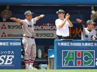 ベンチで指示を出す慶応・森林貴彦監督（左）＝撮影・吉澤敬太