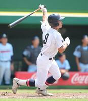 ４回、社・山口諒大は左中間に走者一掃となる適時三塁打を放つ（撮影・坂部計介）