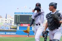 ７回前の投球練習中に足をつり、ベンチへ戻る横浜・織田翔希（左）＝撮影・吉澤敬太