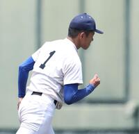４回、近大付・北本大空を空振り三振に斬り、拳を握る履正社・木村颯（撮影・中田匡峻）