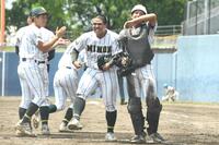 試合後に喜びを見せる、箕面学園・園田大登（中央）