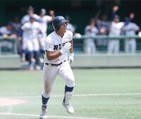 １０回、走者一掃の勝ち越し適時三塁打を放つ履正社・辻竜乃介（撮影・中田匡峻）