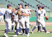 延長戦の末神戸国際に勝利し、抱き合って喜ぶ明石商ナイン（撮影・坂部計介）