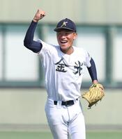 ６回を投げ終え、笑顔を見せる金光大阪・岸一希（撮影・中田匡峻）