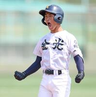 １回、先制の２点適時打を放ち、ほえる金光大阪・中川侑大（撮影・中田匡峻）