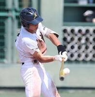 ４回、左中間へ適時二塁打を放つ金光大阪・坂本拓美（撮影・中田匡峻）
