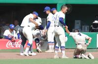 決勝進出ならず、ガックリと引き揚げる神戸国際ナイン（撮影・坂部計介）