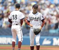 ３回、適時打を浴び、３失点で降板する桐光学園・林晃成（右）＝撮影・吉澤敬太