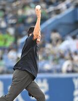 始球式を務める三浦友和（撮影・開出牧）