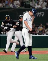 ４回、ソフトバンク・栗原（奥）に３ランを浴びた西武先発の渡辺