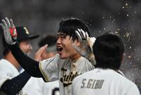 ９回、サヨナラ打を放ち祝福を受ける太田（撮影・高部洋祐）