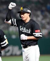 ６回、勝ち越し打を放ちガッツポーズするソフトバンク・柳田