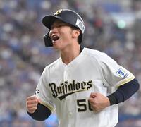 ９回、同点打を放ち代走を送られ、雄たけびを上げながらベンチに戻る山中（撮影・高部洋祐）
