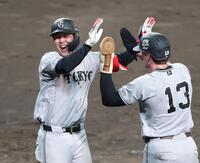 １０回、勝ち越し２ランを放って生還する小浜（左）＝撮影・立川洋一郎