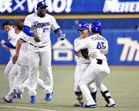 ９回、サヨナラ内野安打を放ち、祝福される中日・村松（右から２人目）