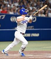 ９回、代打ボスラーが中越えに同点三塁打を放つ
