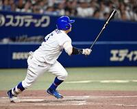 ９回、村松がサヨナラの遊撃内野安打を放つ