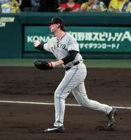 ２回、才木の送りバントを捕球しウィットリーは一塁へ悪送球する（撮影・山口登）