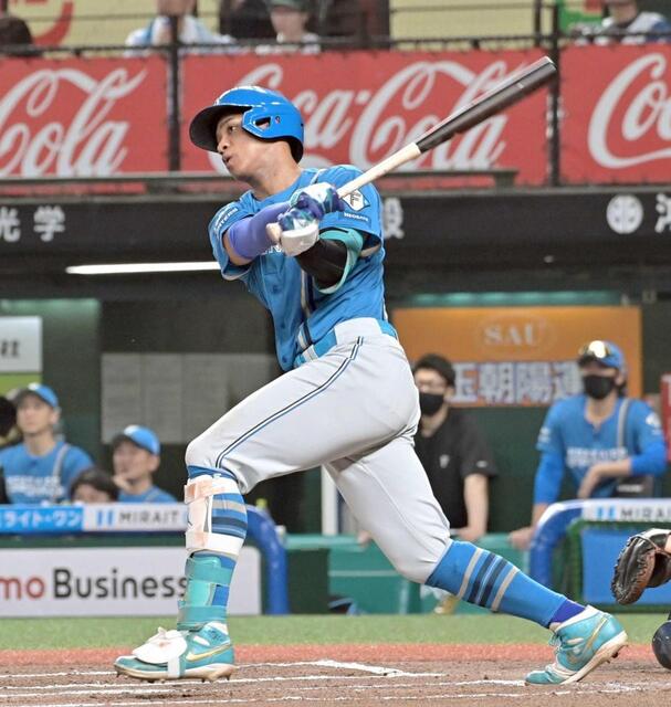 　６回、プロ通算１００号となる２ランを放つ万波（撮影・持木克友）