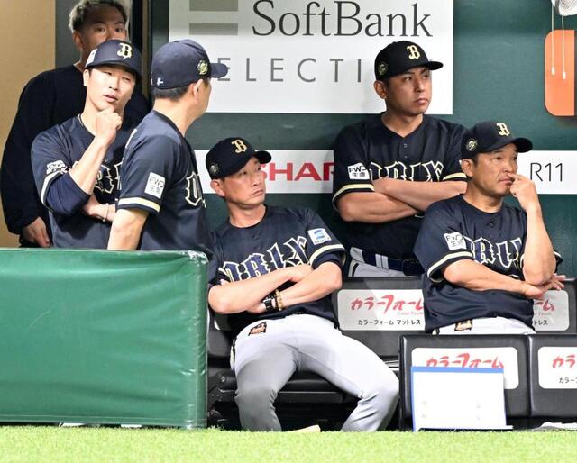 ９回、柳田の中越えへの打球でリクエストを要求し、判定を待つ岸田監督（中央）