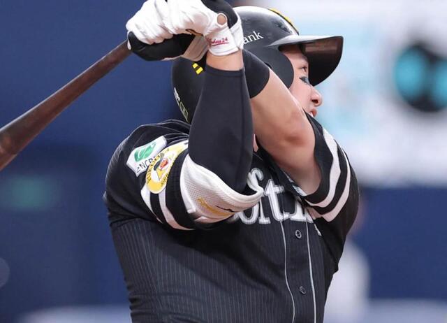 ソフトバンク・栗原が自身初の30号 左中間席へ逆転3ラン 周東も驚き