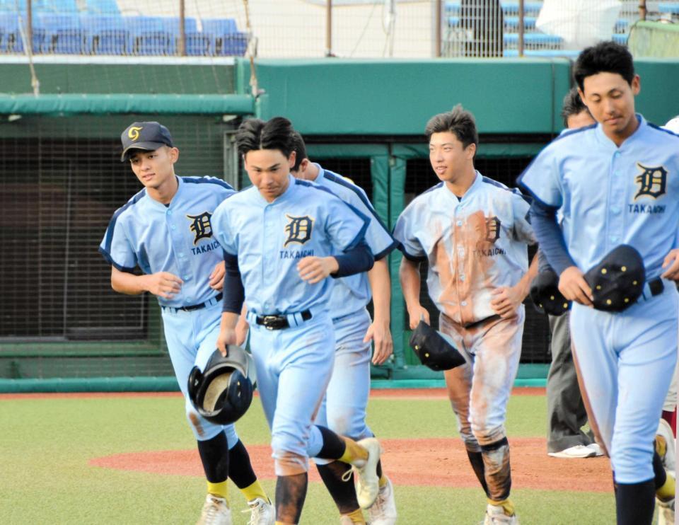 　準決勝で敗れ、引き揚げる前田（左端）ら高岡第一ナイン