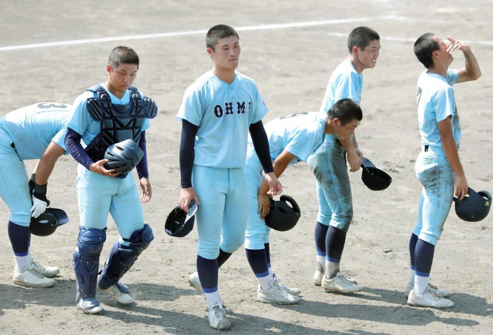 　準決勝で敗れ、肩を落とす上田（中央）ら近江ナイン（撮影・坂部計介）