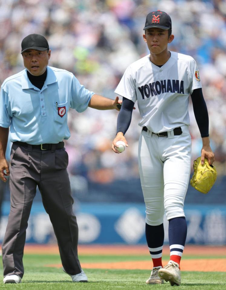 審判に付き添われながら降板する横浜・織田翔希（撮影・吉澤敬太）