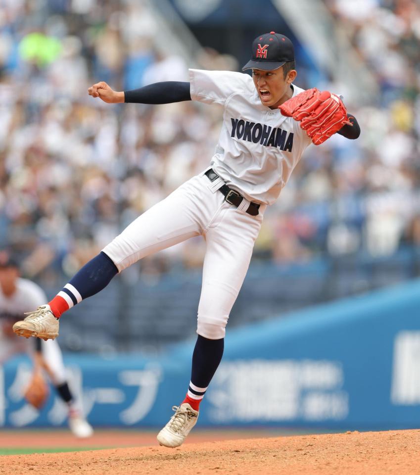 足を痛めながらも熱投する横浜・織田翔希（撮影・吉澤敬太）