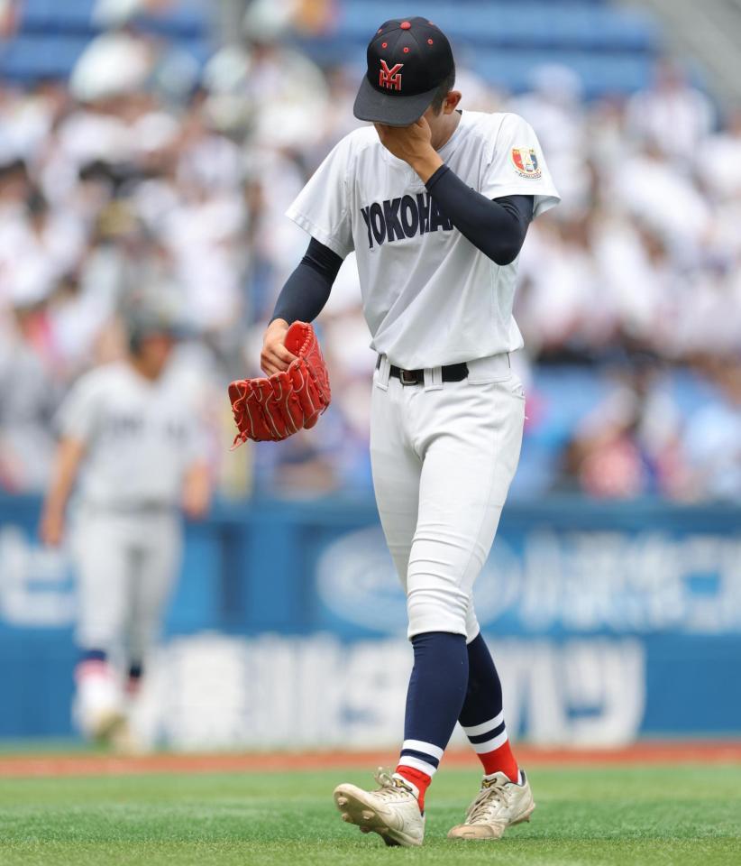 ５回、足を気にしながら投球を終え、手で顔を覆いベンチへ下がる横浜・織田翔希（撮影・吉澤敬太）