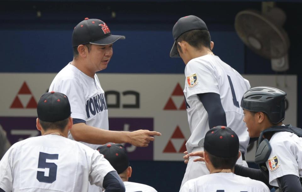 織田翔希（右）に声をかける横浜・村田浩明監督（撮影・吉澤敬太）