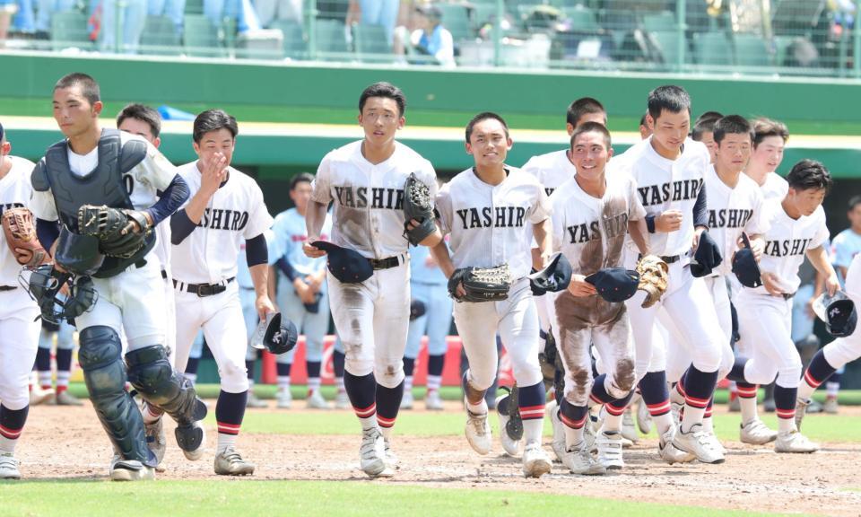 ５回コールドで須磨学園に快勝し、決勝進出を決めた社ナイン（撮影・坂部計介）
