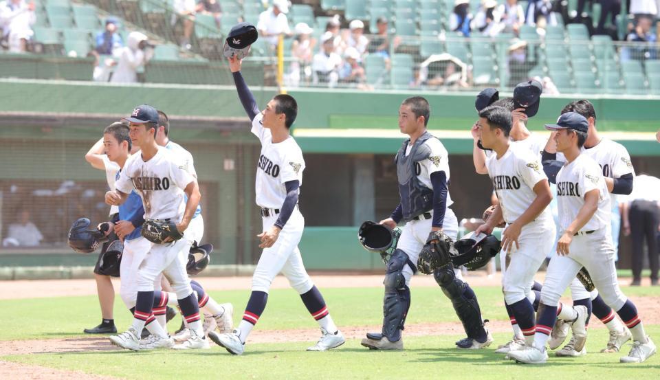 ５回コールドで須磨学園に快勝し、決勝進出を決めた社ナイン（撮影・坂部計介）